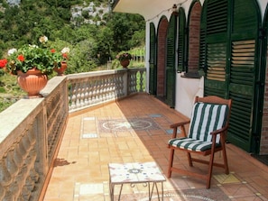 Plante, Meubles, Propriété, Bâtiment, Chaise, Pot De Fleur, Table, Bois, Porche, Mobilier De Jardin