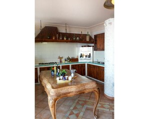 Meubles, Table, Cabinetry, Comptoir, Bois, Éclairage, Design Intérieur, Salon, Sol, Tache De Bois