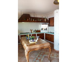 Meubles, Table, Cabinetry, Comptoir, Bois, Éclairage, Design Intérieur, Salon, Sol, Tache De Bois