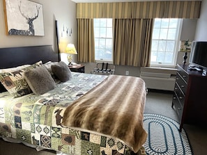 King Size Bed in the Master Bedroom, with Netflix Enabled Smart TV and charming mountain Decor