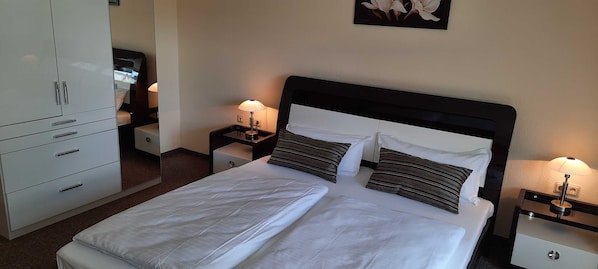 Schlafzimmer 1