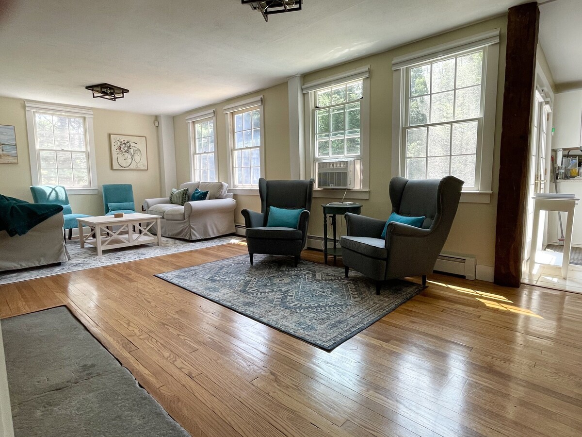 1.5 Acres Gorgeous 1860s Colonial House & Carriage Apartment