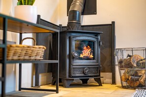 The Smokehouse, Ingoldisthorpe: Cosy wood burning stove in sitting room