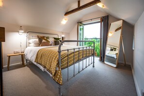 The Smokehouse, Ingoldisthorpe: The king-size bedroom with balcony