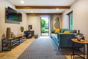The Smokehouse, Ingoldisthorpe: Sitting room with wall mounted television