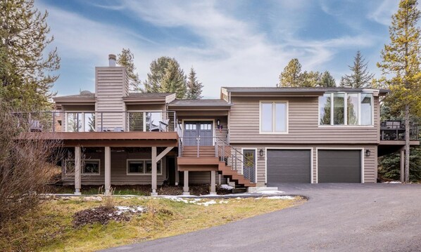 2885 Two Moons exterior4