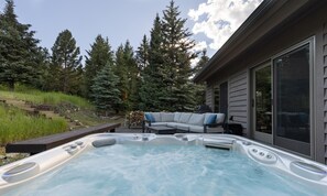 2885 Two Moons hot tub1