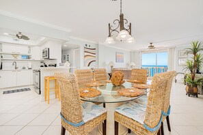 Dining Area for 6 plus additional bar stools