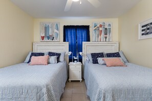 Guest room w/ 2 full beds