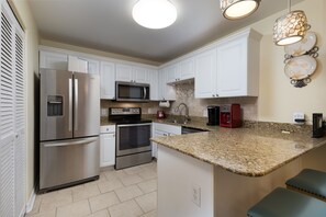 Full Kitchen with bench seating.