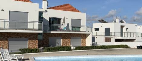 Vue de l'appartement côté piscine