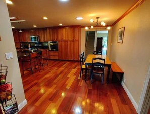 Eat-in kitchen