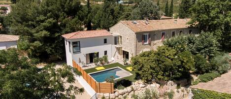 vue de la maison en drone à Coudoux
house and pool near Aix-en-provence