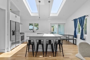 Bright sunny kitchen w/ vaulted ceilings & plenty of seating