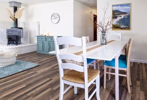 Sea La Vie - The living and dining area