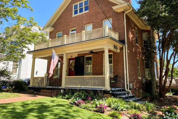 Welcome to Deep in the Heart of Crabtown!