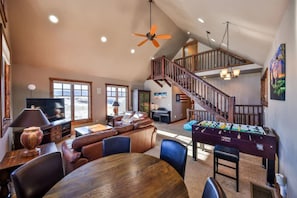 2nd Floor Family Room