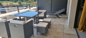 Terrasse extérieure qui donne sur le parking 