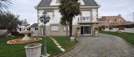 Vue de la maison ( logement au rez de chaussé)