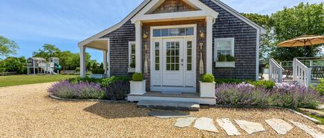 Main Entrance to Foyer
Peat Stone Driveway
Flagstone Steppers