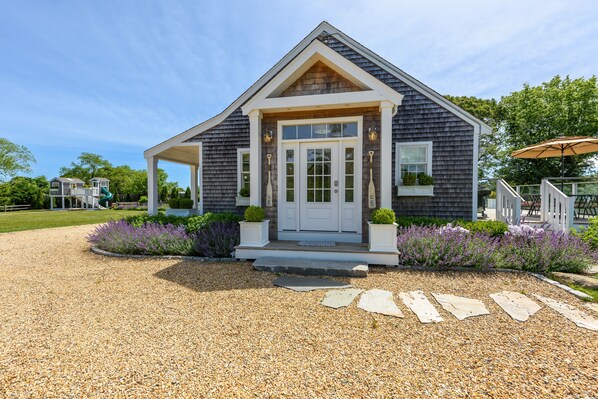 Main Entrance to Foyer
Peat Stone Driveway
Flagstone Steppers