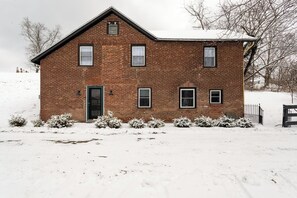 Historic cottage centrally located in the Hudson Valley, just steps to HITS Equestrian Center too.