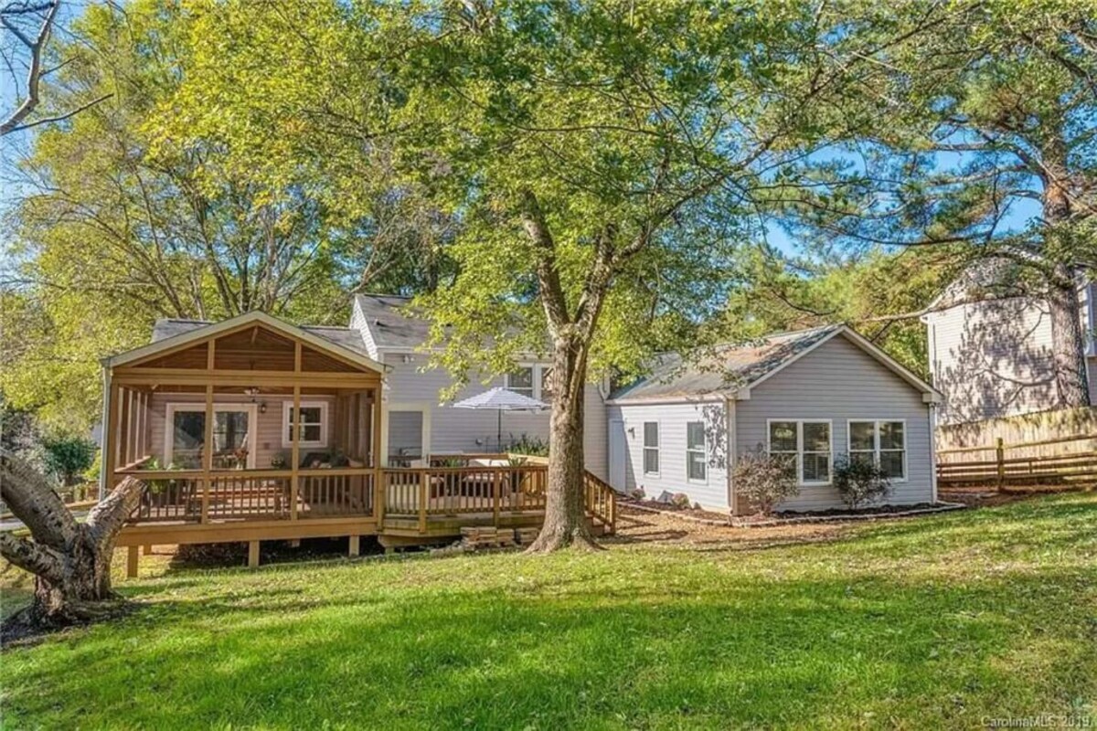 4 Bedroom 2.5 Bath Sleep 10- near Carowinds & next to lake Park