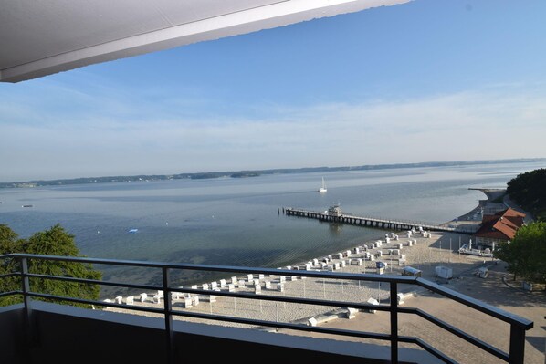 sonniger Balkon mit traumhafter Aussicht