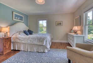 King master bedroom, corner room w 3 windows, ensuite bathroom + closet