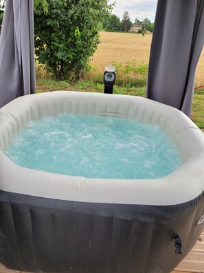 Bain à remous extérieur