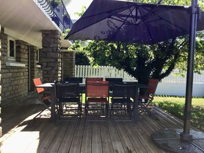 Terrasse avec salon de jardin