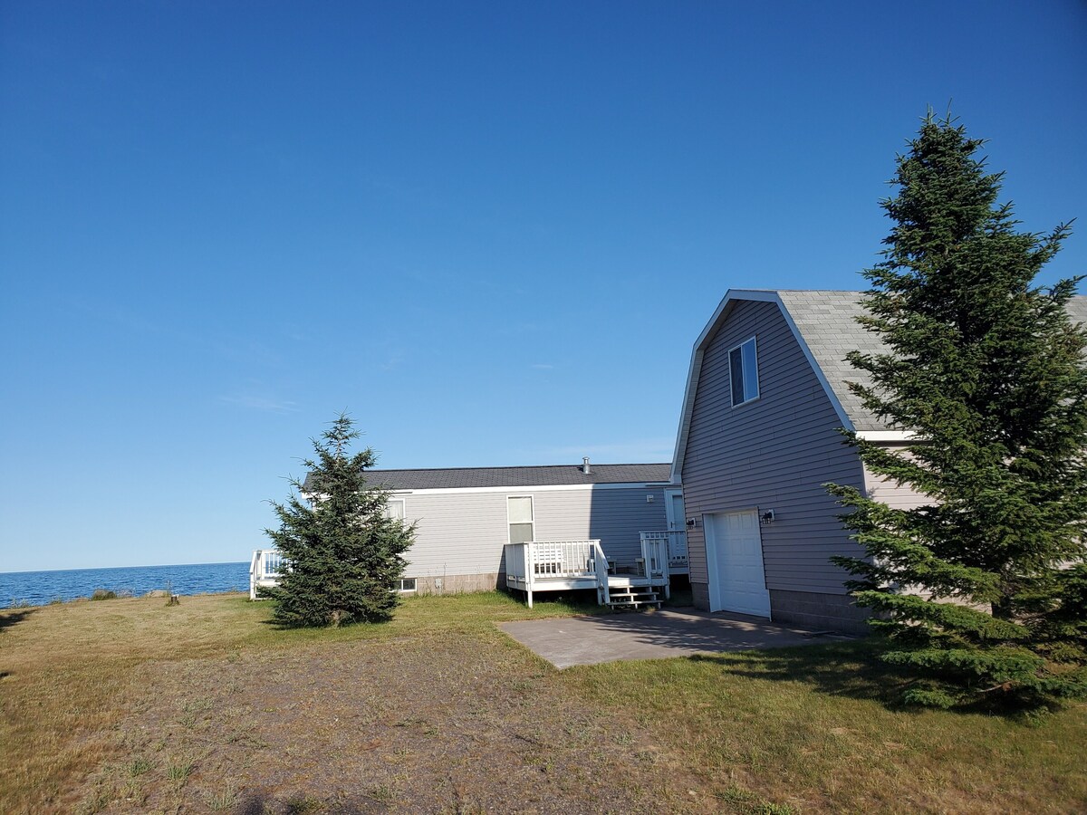 Cute Waterfront House on Lake Superior