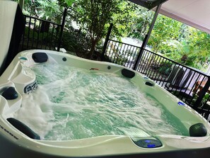 7 seater salt jacuzzi