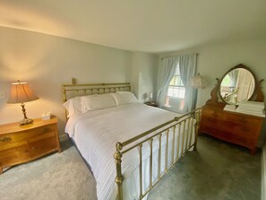 King bed, large bedroom 11 x 17