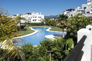 Beau complexe avec piscine