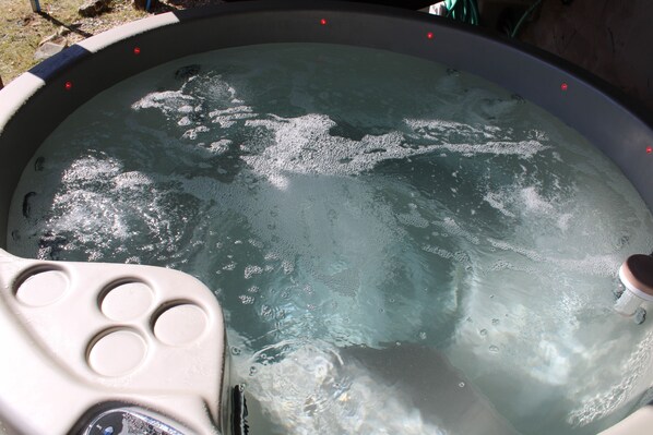 Hot Tub with long range mountain views!