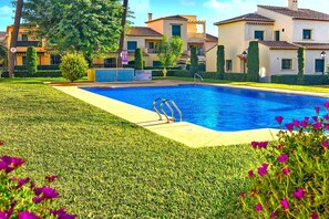 Garden with lawn