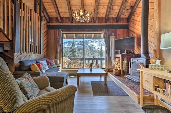 Living room with large 4K TV, Blu-ray & fireplace looking out to the ski slopes!