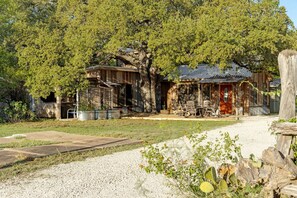 Step into the stunning Barn Haus, an exquisite abode located just a stone's throw away from the enchanting Mainstreet.