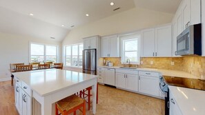 Stunning kitchen with island seating - Stunning kitchen with island seating