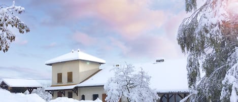 L hiver sous la neige (la route est toujours déneigée jusqu’au domaine) 