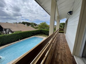 Balcon sur piscine pour la suite parentale et la chambre 1