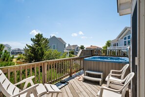 Rear upper deck with hot tub