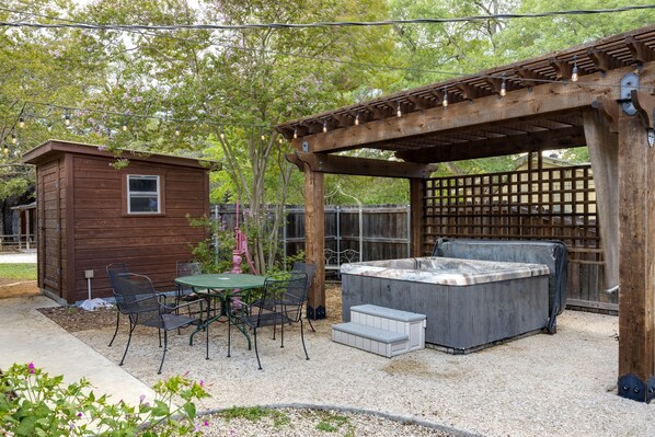 Unwind under the pergola just minutes from Main Street. Perfect for starry nights!