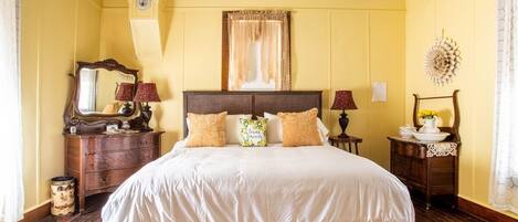 Wake-up and start your day bright in the Yellow Rose Room! Have a comfortable sleep in the king bed!