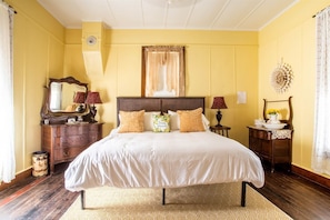 Wake-up and start your day bright in the Yellow Rose Room! Have a comfortable sleep in the king bed!