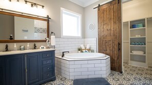 En-Suite Master Bathroom w/Soaking Tub