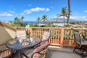 Breakfast on the ample lanai starts the day