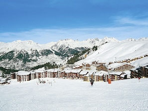 Schnee, Himmel, Wolke, Berg, Gebäude, Steigung, Baum, Pflanze, Haus, Natürliche Landschaft