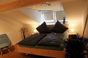 Ferienwohnung mit 2 separaten Schlafzimmern, 85 m²-Zirbenschlafzimmer 1 mit Gaubenfenster